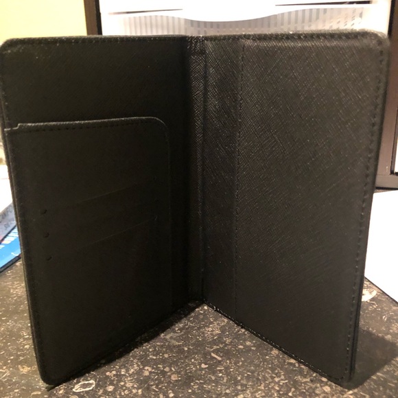Sudio Passport holder - Picture 2 of 3